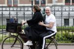 Amsterdam 18 juni 2024
Dries Roelvink achter op de fiets bij zijn vrouw Honoria.