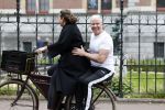 Amsterdam 18 juni 2024
Dries Roelvink achter op de fiets bij zijn vrouw Honoria.