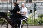 Amsterdam 18 juni 2024
Dries Roelvink achter op de fiets bij zijn vrouw Honoria.