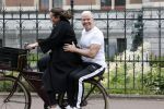 Amsterdam 18 juni 2024
Dries Roelvink achter op de fiets bij zijn vrouw Honoria.