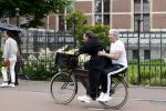 Amsterdam 18 juni 2024
Dries Roelvink achter op de fiets bij zijn vrouw Honoria.