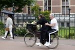 Amsterdam 18 juni 2024
Dries Roelvink achter op de fiets bij zijn vrouw Honoria.