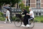 Amsterdam 18 juni 2024
Dries Roelvink achter op de fiets bij zijn vrouw Honoria.
