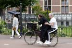 Amsterdam 18 juni 2024
Dries Roelvink achter op de fiets bij zijn vrouw Honoria.