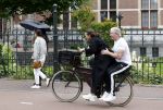 Amsterdam 18 juni 2024
Dries Roelvink achter op de fiets bij zijn vrouw Honoria.