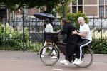 Amsterdam 18 juni 2024
Dries Roelvink achter op de fiets bij zijn vrouw Honoria.