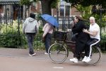Amsterdam 18 juni 2024
Dries Roelvink achter op de fiets bij zijn vrouw Honoria.