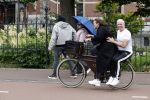 Amsterdam 18 juni 2024
Dries Roelvink achter op de fiets bij zijn vrouw Honoria.