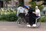 Amsterdam 18 juni 2024
Dries Roelvink achter op de fiets bij zijn vrouw Honoria.