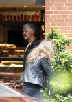 Amsterdam 3 juni 2024
Frank Rijkaard en zijn vrouw Stephanie Rijkaard doen boodschappen in Amsterdam zuid. Stephanie loopt op krukken .