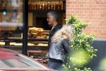 Amsterdam 3 juni 2024
Frank Rijkaard en zijn vrouw Stephanie Rijkaard doen boodschappen in Amsterdam zuid. Stephanie loopt op krukken .