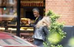 Amsterdam 3 juni 2024
Frank Rijkaard en zijn vrouw Stephanie Rijkaard doen boodschappen in Amsterdam zuid. Stephanie loopt op krukken .