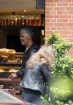 Amsterdam 3 juni 2024
Frank Rijkaard en zijn vrouw Stephanie Rijkaard doen boodschappen in Amsterdam zuid. Stephanie loopt op krukken .