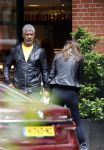 Amsterdam 3 juni 2024
Frank Rijkaard en zijn vrouw Stephanie Rijkaard doen boodschappen in Amsterdam zuid. Stephanie loopt op krukken .
