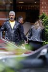 Amsterdam 3 juni 2024
Frank Rijkaard en zijn vrouw Stephanie Rijkaard doen boodschappen in Amsterdam zuid. Stephanie loopt op krukken .