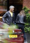 Amsterdam 3 juni 2024
Frank Rijkaard en zijn vrouw Stephanie Rijkaard doen boodschappen in Amsterdam zuid. Stephanie loopt op krukken .