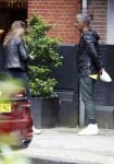 Amsterdam 3 juni 2024
Frank Rijkaard en zijn vrouw Stephanie Rijkaard doen boodschappen in Amsterdam zuid. Stephanie loopt op krukken .