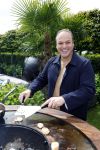 Fijnaart  31 mei 2024
BBQ bij fam Bauer in de tuin . Frans Bauer maakt samen met Lee Towers bekend dat hij dit jaar twee keer in Ahoy op graat treden. Aanwezig Frans Bauer Mariska Bauer Christiaan Bauer ( met vriendin Kim) Frans Bauer jr Jan Bauer en Lucas Bauer .