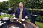 Fijnaart  31 mei 2024
BBQ bij fam Bauer in de tuin . Frans Bauer maakt samen met Lee Towers bekend dat hij dit jaar twee keer in Ahoy op graat treden. Aanwezig Frans Bauer Mariska Bauer Christiaan Bauer ( met vriendin Kim) Frans Bauer jr Jan Bauer en Lucas Bauer .