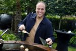 Fijnaart  31 mei 2024
BBQ bij fam Bauer in de tuin . Frans Bauer maakt samen met Lee Towers bekend dat hij dit jaar twee keer in Ahoy op graat treden. Aanwezig Frans Bauer Mariska Bauer Christiaan Bauer ( met vriendin Kim) Frans Bauer jr Jan Bauer en Lucas Bauer .