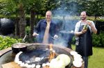 Fijnaart  31 mei 2024
BBQ bij fam Bauer in de tuin . Frans Bauer maakt samen met Lee Towers bekend dat hij dit jaar twee keer in Ahoy op graat treden. Aanwezig Frans Bauer Mariska Bauer Christiaan Bauer ( met vriendin Kim) Frans Bauer jr Jan Bauer en Lucas Bauer .