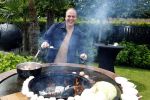Fijnaart  31 mei 2024
BBQ bij fam Bauer in de tuin . Frans Bauer maakt samen met Lee Towers bekend dat hij dit jaar twee keer in Ahoy op graat treden. Aanwezig Frans Bauer Mariska Bauer Christiaan Bauer ( met vriendin Kim) Frans Bauer jr Jan Bauer en Lucas Bauer .