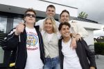 Fijnaart 31 mei  2024
BBQ bij fam Bauer in de tuin . Frans Bauer maakt samen met Lee Towers bekend dat hij dit jaar twee keer in Ahoy op graat treden. Aanwezig Frans Bauer Mariska Bauer Christiaan Bauer ( met vriendin Kim) Frans Bauer jr Jan Bauer en Lucas Bauer .