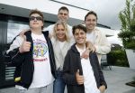 Fijnaart 31 mei  2024
BBQ bij fam Bauer in de tuin . Frans Bauer maakt samen met Lee Towers bekend dat hij dit jaar twee keer in Ahoy op graat treden. Aanwezig Frans Bauer Mariska Bauer Christiaan Bauer ( met vriendin Kim) Frans Bauer jr Jan Bauer en Lucas Bauer .