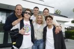 Fijnaart 31 mei  2024
BBQ bij fam Bauer in de tuin . Frans Bauer maakt samen met Lee Towers bekend dat hij dit jaar twee keer in Ahoy op graat treden. Aanwezig Frans Bauer Mariska Bauer Christiaan Bauer ( met vriendin Kim) Frans Bauer jr Jan Bauer en Lucas Bauer .