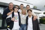 Fijnaart 31 mei  2024
BBQ bij fam Bauer in de tuin . Frans Bauer maakt samen met Lee Towers bekend dat hij dit jaar twee keer in Ahoy op graat treden. Aanwezig Frans Bauer Mariska Bauer Christiaan Bauer ( met vriendin Kim) Frans Bauer jr Jan Bauer en Lucas Bauer .