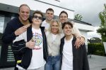 Fijnaart 31 mei  2024
BBQ bij fam Bauer in de tuin . Frans Bauer maakt samen met Lee Towers bekend dat hij dit jaar twee keer in Ahoy op graat treden. Aanwezig Frans Bauer Mariska Bauer Christiaan Bauer ( met vriendin Kim) Frans Bauer jr Jan Bauer en Lucas Bauer .