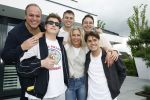 Fijnaart 31 mei  2024
BBQ bij fam Bauer in de tuin . Frans Bauer maakt samen met Lee Towers bekend dat hij dit jaar twee keer in Ahoy op graat treden. Aanwezig Frans Bauer Mariska Bauer Christiaan Bauer ( met vriendin Kim) Frans Bauer jr Jan Bauer en Lucas Bauer .