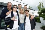 Fijnaart 31 mei  2024
BBQ bij fam Bauer in de tuin . Frans Bauer maakt samen met Lee Towers bekend dat hij dit jaar twee keer in Ahoy op graat treden. Aanwezig Frans Bauer Mariska Bauer Christiaan Bauer ( met vriendin Kim) Frans Bauer jr Jan Bauer en Lucas Bauer .