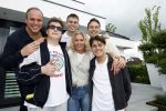 Fijnaart 31 mei  2024
BBQ bij fam Bauer in de tuin . Frans Bauer maakt samen met Lee Towers bekend dat hij dit jaar twee keer in Ahoy op graat treden. Aanwezig Frans Bauer Mariska Bauer Christiaan Bauer ( met vriendin Kim) Frans Bauer jr Jan Bauer en Lucas Bauer .