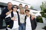 Fijnaart 31 mei  2024
BBQ bij fam Bauer in de tuin . Frans Bauer maakt samen met Lee Towers bekend dat hij dit jaar twee keer in Ahoy op graat treden. Aanwezig Frans Bauer Mariska Bauer Christiaan Bauer ( met vriendin Kim) Frans Bauer jr Jan Bauer en Lucas Bauer .