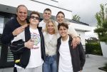Fijnaart 31 mei  2024
BBQ bij fam Bauer in de tuin . Frans Bauer maakt samen met Lee Towers bekend dat hij dit jaar twee keer in Ahoy op graat treden. Aanwezig Frans Bauer Mariska Bauer Christiaan Bauer ( met vriendin Kim) Frans Bauer jr Jan Bauer en Lucas Bauer .