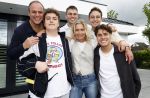 Fijnaart 31 mei  2024
BBQ bij fam Bauer in de tuin . Frans Bauer maakt samen met Lee Towers bekend dat hij dit jaar twee keer in Ahoy op graat treden. Aanwezig Frans Bauer Mariska Bauer Christiaan Bauer ( met vriendin Kim) Frans Bauer jr Jan Bauer en Lucas Bauer .