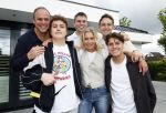 Fijnaart 31 mei  2024
BBQ bij fam Bauer in de tuin . Frans Bauer maakt samen met Lee Towers bekend dat hij dit jaar twee keer in Ahoy op graat treden. Aanwezig Frans Bauer Mariska Bauer Christiaan Bauer ( met vriendin Kim) Frans Bauer jr Jan Bauer en Lucas Bauer .