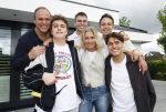 Fijnaart 31 mei  2024
BBQ bij fam Bauer in de tuin . Frans Bauer maakt samen met Lee Towers bekend dat hij dit jaar twee keer in Ahoy op graat treden. Aanwezig Frans Bauer Mariska Bauer Christiaan Bauer ( met vriendin Kim) Frans Bauer jr Jan Bauer en Lucas Bauer .