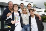 Fijnaart 31 mei  2024
BBQ bij fam Bauer in de tuin . Frans Bauer maakt samen met Lee Towers bekend dat hij dit jaar twee keer in Ahoy op graat treden. Aanwezig Frans Bauer Mariska Bauer Christiaan Bauer ( met vriendin Kim) Frans Bauer jr Jan Bauer en Lucas Bauer .