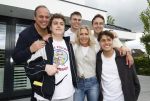 Fijnaart 31 mei  2024
BBQ bij fam Bauer in de tuin . Frans Bauer maakt samen met Lee Towers bekend dat hij dit jaar twee keer in Ahoy op graat treden. Aanwezig Frans Bauer Mariska Bauer Christiaan Bauer ( met vriendin Kim) Frans Bauer jr Jan Bauer en Lucas Bauer .