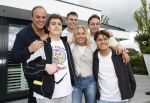 Fijnaart 31 mei  2024
BBQ bij fam Bauer in de tuin . Frans Bauer maakt samen met Lee Towers bekend dat hij dit jaar twee keer in Ahoy op graat treden. Aanwezig Frans Bauer Mariska Bauer Christiaan Bauer ( met vriendin Kim) Frans Bauer jr Jan Bauer en Lucas Bauer .