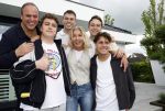 Fijnaart 31 mei  2024
BBQ bij fam Bauer in de tuin . Frans Bauer maakt samen met Lee Towers bekend dat hij dit jaar twee keer in Ahoy op graat treden. Aanwezig Frans Bauer Mariska Bauer Christiaan Bauer ( met vriendin Kim) Frans Bauer jr Jan Bauer en Lucas Bauer .