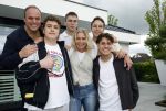 Fijnaart 31 mei  2024
BBQ bij fam Bauer in de tuin . Frans Bauer maakt samen met Lee Towers bekend dat hij dit jaar twee keer in Ahoy op graat treden. Aanwezig Frans Bauer Mariska Bauer Christiaan Bauer ( met vriendin Kim) Frans Bauer jr Jan Bauer en Lucas Bauer .