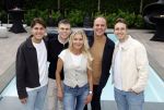 Fijnaart 31 mei  2024
BBQ bij fam Bauer in de tuin . Frans Bauer maakt samen met Lee Towers bekend dat hij dit jaar twee keer in Ahoy op graat treden. Aanwezig Frans Bauer Mariska Bauer Christiaan Bauer ( met vriendin Kim) Frans Bauer jr Jan Bauer en Lucas Bauer .