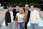 Fijnaart 31 mei  2024
BBQ bij fam Bauer in de tuin . Frans Bauer maakt samen met Lee Towers bekend dat hij dit jaar twee keer in Ahoy op graat treden. Aanwezig Frans Bauer Mariska Bauer Christiaan Bauer ( met vriendin Kim) Frans Bauer jr Jan Bauer en Lucas Bauer .