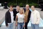 Fijnaart 31 mei  2024
BBQ bij fam Bauer in de tuin . Frans Bauer maakt samen met Lee Towers bekend dat hij dit jaar twee keer in Ahoy op graat treden. Aanwezig Frans Bauer Mariska Bauer Christiaan Bauer ( met vriendin Kim) Frans Bauer jr Jan Bauer en Lucas Bauer .