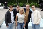 Fijnaart 31 mei  2024
BBQ bij fam Bauer in de tuin . Frans Bauer maakt samen met Lee Towers bekend dat hij dit jaar twee keer in Ahoy op graat treden. Aanwezig Frans Bauer Mariska Bauer Christiaan Bauer ( met vriendin Kim) Frans Bauer jr Jan Bauer en Lucas Bauer .