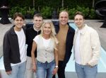 Fijnaart 31 mei  2024
BBQ bij fam Bauer in de tuin . Frans Bauer maakt samen met Lee Towers bekend dat hij dit jaar twee keer in Ahoy op graat treden. Aanwezig Frans Bauer Mariska Bauer Christiaan Bauer ( met vriendin Kim) Frans Bauer jr Jan Bauer en Lucas Bauer .