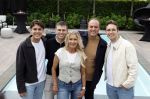 Fijnaart 31 mei  2024
BBQ bij fam Bauer in de tuin . Frans Bauer maakt samen met Lee Towers bekend dat hij dit jaar twee keer in Ahoy op graat treden. Aanwezig Frans Bauer Mariska Bauer Christiaan Bauer ( met vriendin Kim) Frans Bauer jr Jan Bauer en Lucas Bauer .